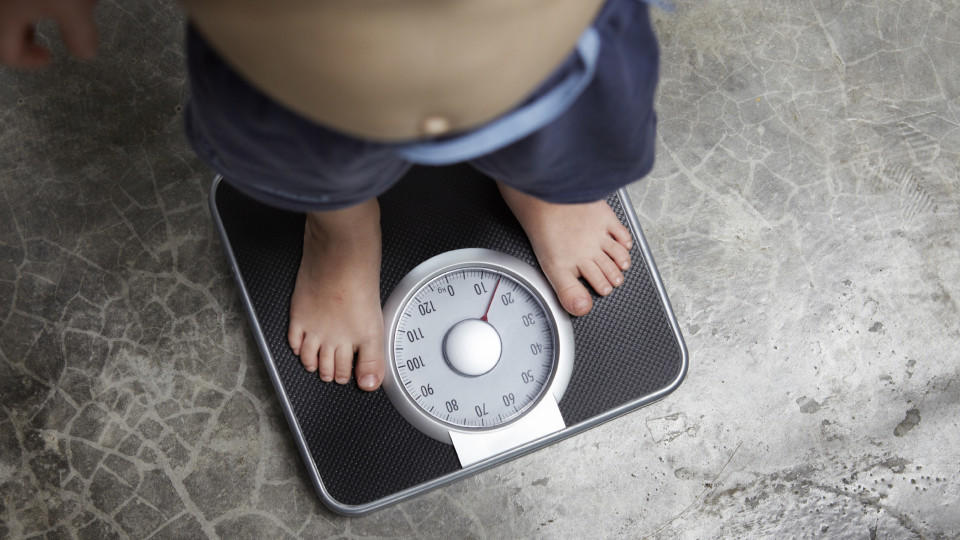 Figurtest: Kind steht auf einer Waage