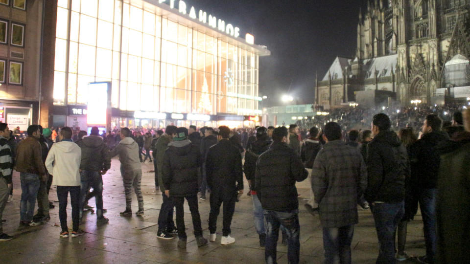 dpatopbilder Zahlreiche Menschen sind am 31.12.2015 in Köln (Nordrhein-Westfalen) auf dem Vorplatz des Hauptbahnhofs zu sehen. In der Silvesternacht waren am Kölner Hauptbahnhof Frauen sexuell belästigt und augeraubt worden. Foto: Markus Böhm/dpa +++