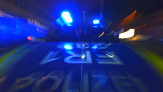 ARCHIV - SYMBOLBILD - Ein Polizeifahrzeug steht am 22.06.2015 in Freiburg (Baden-Württemberg) mit Blaulicht auf der Straße. Foto: Patrick Seeger/dpa (zu lsw: «Mädchen mehrfach vergewaltigt - Verdächtige in Untersuchungshaft» vom 07.01.2015) +++(c) dpa - Bildfunk+++