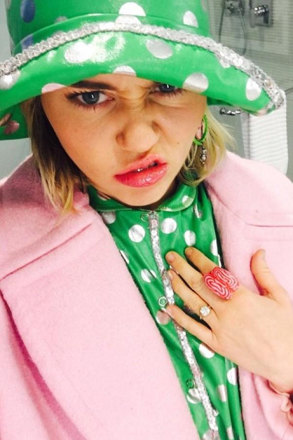 Miley Cyrus trägt wieder ihren Verlobungsring.
