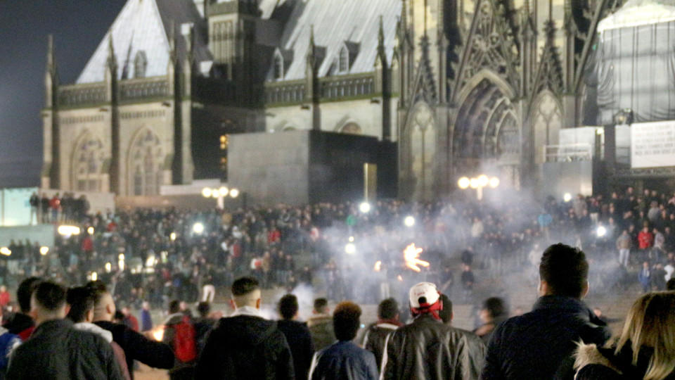 Menschenmassen auf dem Bahnhofsvorplatz in Köln am 31.12.2015.