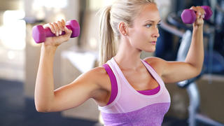 Shot of a young woman lifting weights
Fitness Hanteln