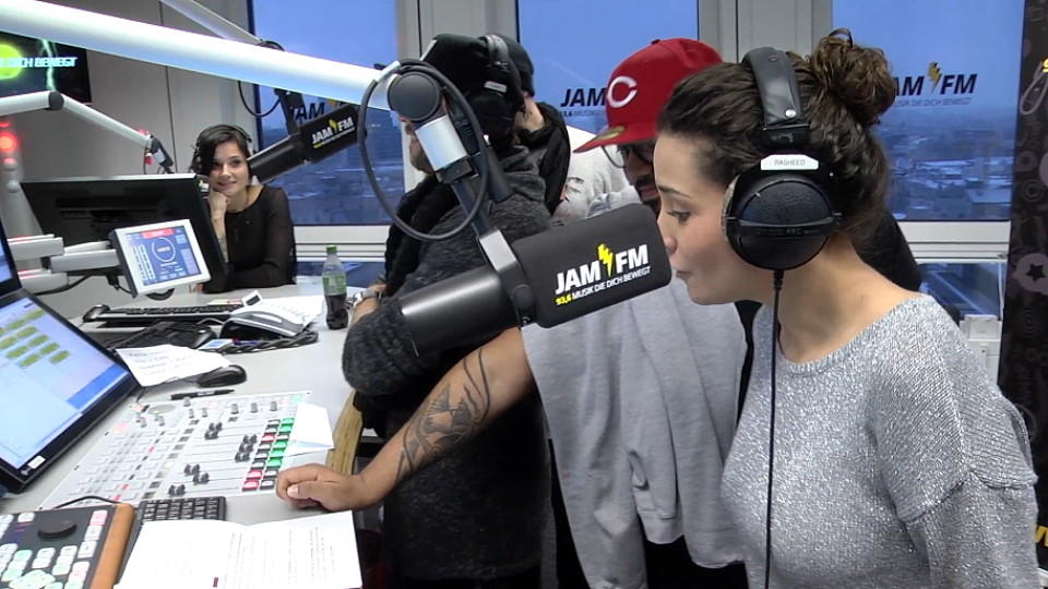 GZSZ-Schauspielerin Nadine Menz versucht sich an einem Gewinnspiel-Aufsager im Radiostudio.