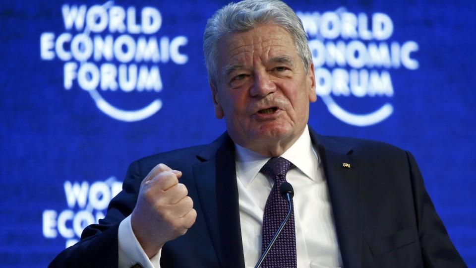 German President Joachim Gauck attends the session "Hoping for Prosperity: Reflections on Flight and Migration to Europe" during the annual meeting of the World Economic Forum (WEF) in Davos, Switzerland January 20, 2016.  REUTERS/Ruben Sprich