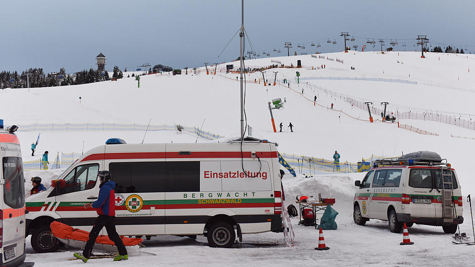 Fahrzeuge der Bergwacht stehen am 24.01.2016 auf dem Feldberg im Schwarzwald (Baden-Württemberg) in der Nähe des Resiliftes. Am 24.01.2016 sind beim Zusammenstoß zwei Skisportler gestorben.