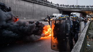 epa05126559 French and european taxi drivers clash with riot police as they attempt to disrupt rush hour traffic on the ring-road around Paris, during a demonstration against the app-based transportation network and taxi company Uber's service in Paris, France, 26 January 2016. The protest caused traffic disruption in Paris and its region. Despite a law making Uber service illegal, the US-based company continues to develop in French cities, provoking reactions of taxi drivers. EPA/CHRISTOPHE PETIT TESSON +++(c) dpa - Bildfunk+++