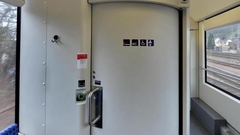 Eine Frau hatte die Bahn auf Schmerzensgeld in Höhe von 400 Euro verklagt, weil in einer Regionalbahn von Koblenz nach Trier die einzige Toilette im Zug defekt war. Nun beginnt das Berufungsverfahren. Foto: Haralt Tittel/Archiv/Symbolbild