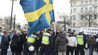 epa05135417 Stockholm Police talks to participants of a demonstration by a movement calling itself 'The People's Demonstration' which held a rally at Norrmalmstorg square in Stockholm, Sweden, 30 January 2016. Swedish police detained three people on suspicion of assault following the protest rally calling on the government to step down over its handling of the migration crisis. An estimated 100 people took part in the rally staged by the People's Demonstration group, while about 200 counterdemonstrators chanted slogans. The group wants Prime Minister Stefan Lofven's government to resign and hold fresh elections, in order to make way for a government that 'took the interest of the Swedish people first.' EPA/MARCUS ERICSSON SWEDEN OUT +++(c) dpa - Bildfunk+++
