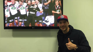 Fußball-Held Lukas Podolski hebt den Daumen für das DHB-Team