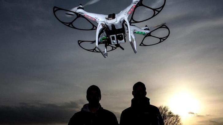 Teenie fliegt mit Drohne über Gartenanlage um heimlich NacktFotos zu