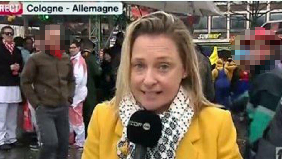 Die belgische Reporterin Esmeralda Labye wurde an Weiberfastnacht in Köln vor laufender Kamera von zwei Männern (hier nicht im Bild) begrabscht. (Screenshot: RTBF)