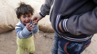 dpatopbilder - epa05145909 A Syrian child cries at a refugee camp in Bab Al-Salama city, northern Syria, 06 February 2016. A new wave of Syrian refugees leaving the country is expected to reach Turkey, according to local news. The Syrian Observatory for Human Rights said some 40,000 people were on the move in Aleppo province, after the Syrian army entered two pro-government Shiite towns outside of Aleppo and advanced against rebel forces in the northern province a day earlier, threatening to entirely encircle the opposition-held parts of the key city. EPA/SEDAT SUNA +++(c) dpa - Bildfunk+++