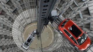 Autos in einem der Autotürme der Autostadt in Wolfsburg: Das deutsche Bruttoinlandsprodukt stieg im vierten Quartal gegenüber dem Vorquartal um 0,3 Prozent. Foto: Jochen Lübke