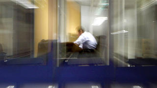 ARCHIV - Nach Einbruch der Dunkelheit noch sitzt am 23.01.2007 ein Angestellter in seinem Büro in Frankfurt/Main am Schreibtisch (Mit Zoomeffekt fotografiert).  Foto: Frank Rumpenhorst/dpa (zu dpa "Mehr als die Hälfte der Vollzeitbeschäftigten leisten Überstunden") +++(c) dpa - Bildfunk+++