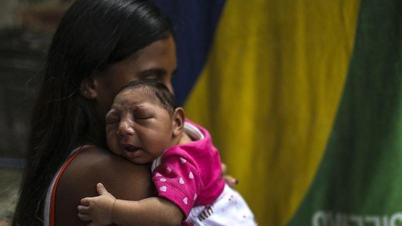 Se sospecha que el virus Zika causa anomalías en el cráneo de sus bebés cuando las mujeres embarazadas se infectan.  Foto: Antonio Lacerda