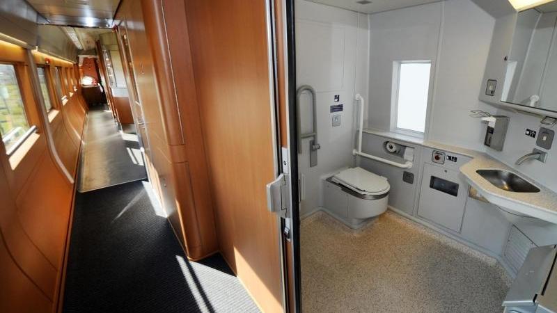 Toilette in einem Zug vom Typ ICE