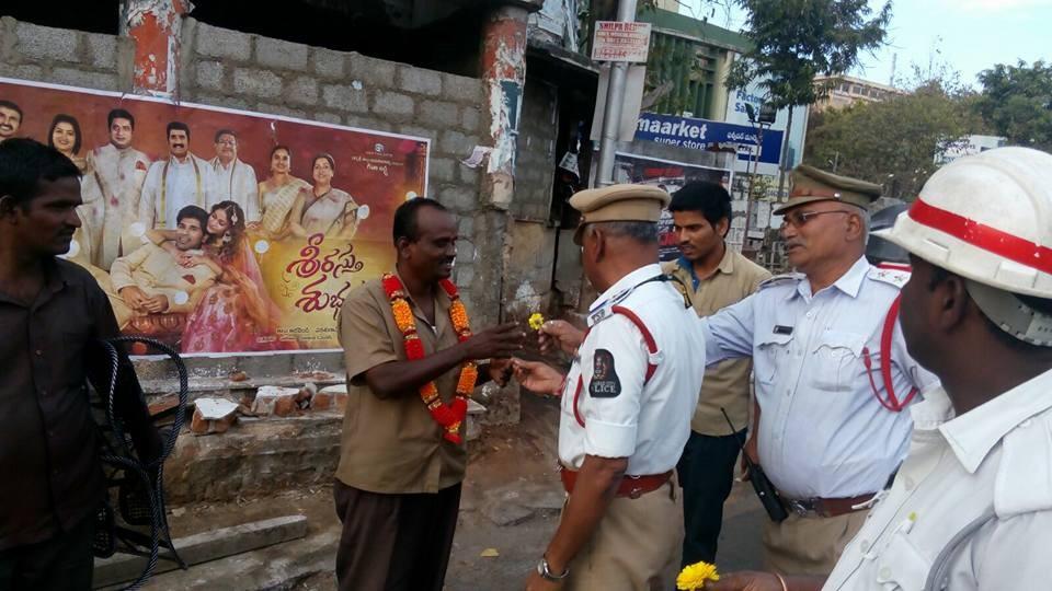 im Freien pinkeln - Polizei Hyderabad