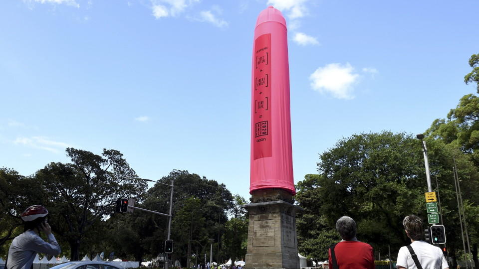 Rosa Riesenkondom mahnt in Sydney zu Safer Sex
