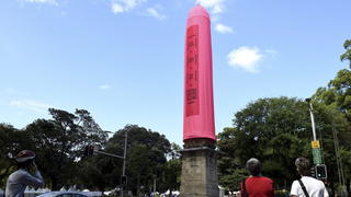 epa05183060 People look at a giant pink condom covering the Hyde Park Obelisk to promote safe sex in the lead up to the Sydney Gay and Lesbian Mardi Gras, in Sydney, Australia, 27 February 2016. EPA/DAN HIMBRECHTS AUSTRALIA AND NEW ZEALAND OUT +++(c) dpa - Bildfunk+++
