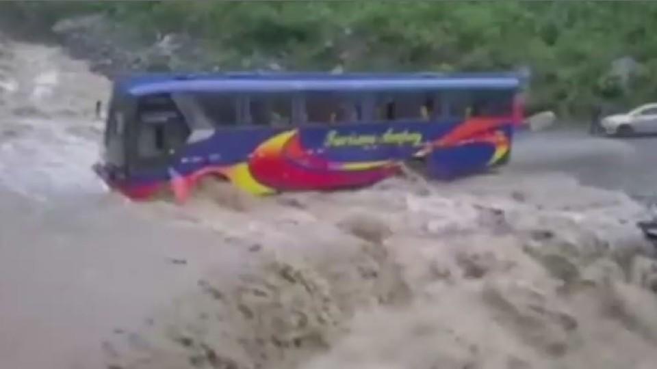 Peru: Reisebus kämpft gegen Wassermassen