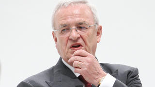 ARCHIV - Martin Winterkorn, Vorstandsvorsitzender der Volkswagen AG, steht am 13.04.2015 beim Eröffnungsrundgang der Hannover Messe in Hannover (Niedersachsen) am Stand von Volkswagen. Foto: Friso Gentsch/dpa (Zu dpa: "Das Bangen der Bosse: US-Sammelklagen zielen auf VW-Manager" vom 25.02.2016) +++(c) dpa - Bildfunk+++