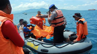 epa05195659 Indonesian rescue team member evacuate bodies recovered from the Indonesian capsized ferry accident in Banyuangi, East Java, Indonesia, 05 March 2016. A ferry carrying 51 passengers capsized in the strait between the Indonesian islands of Bali and Java. The ferry was enroute from Gilimanuk port in Bali to Banyuwangi on Java. EPA/STR +++(c) dpa - Bildfunk+++