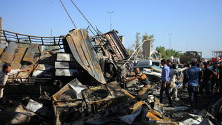 epa05197945 Iraqis gather at the scene of a truck bomb attack in Hilla, southern Baghdad, Iraq, 06 March 2016. At least 52 people, including security personnel and civilians, were killed in a suicide truck bombing claimed by the Islamic State terrorist militia. The explosion occurred when a suicide bomber rammed an explosives-packed fuel truck into a security checkpoint in the town of Hilla, some 100 kilometers south of the capital Baghdad. EPA/KHIDER ABBAS +++(c) dpa - Bildfunk+++