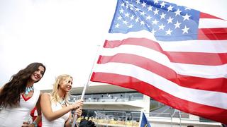 Circuit of the Americas, Austin, Texas, United States of America. Sunday 25 October 2015. Grid Girls fly the US flag. World _W2Q4627 PUBLICATIONxINxGERxSUIxAUTxHUNxONLYCircuit of The Americas Austin Texas United States of America Sunday 25 October 2015 Grid Girls Fly The U.S. Flag World  PUBLICATIONxINxGERxSUIxAUTxHUNxONLY