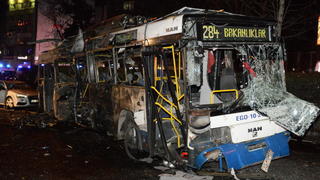 epa05209861 A destroyed bus is seen in the street after an explosion in Ankara, Turkey, 13 March 2016. The exploison which happened near a crowded bus station caused a yet unclear number of casualties and many people were reported to have suffered injuries, according to local media. EPA/STR +++(c) dpa - Bildfunk+++