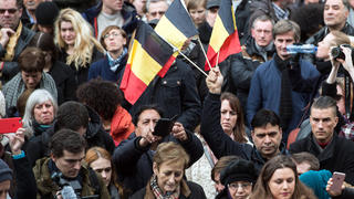 Zu einer Schweigeminute haben sich am 23.03.2016 in Brüssel (Belgien) vor der Börse am Place de la Bourse viel Menschen versammelt. Bei einer neuen Terrorserie sind am Dienstag in Brüssel mehr als 30 Menschen getötet worden. Die Zahl der Verletzten liegt bei mehr als 180. Foto: Federico Gambarini/dpa +++(c) dpa - Bildfunk+++