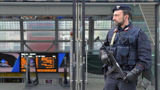 epa05230735 Italian Carabinieri police patrol in the area of Porta Susa railway station in Turin, northern Italy, 25 March 2016. Security measures have been stepped up at underground and railway stations, airports, monuments and tourist sites across Italy following the terror attacks in Brussels that killed 32 people and injured 300. EPA/ALESSANDRO DI MARCO +++(c) dpa - Bildfunk+++