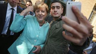 gettyimageseditorialal 9-1920x1080.jpg Merkel Selfie Flchtling.jpg