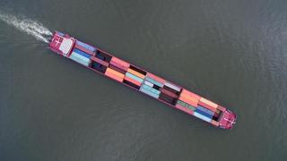 Binnenschiff mit Containern beladen auf dem Rhein bei Köln. Foto: Henning Kaiser