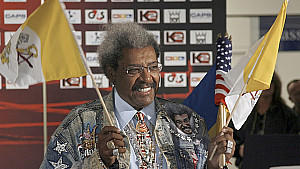 Der Boxmanager Don King aus den USA winkt am Freitag (09.03.2007) mit Fahnen vor dem Wiegen der beiden Boxer Klitschko und Austin in einem Autohaus in Mannheim. Wladimir Klitschko aus der Ukraine muss am 10. März 2007 in der SAP Arena in Mannheim geg