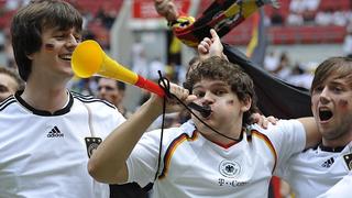 Ein Fan der deutschen Fußball-Nationalmannschaft trötet eine Vuvuzela am Sonntag (13.06.2010) in der Esprit-Arena in Düsseldorf bei der öffentlichen Übertragung des Fußball Weltmeisterschaftsspiels Deutschland gegen Australien in Südafrika. Foto: Rene Tillmann dpa/lnw  +++(c) dpa - Bildfunk+++