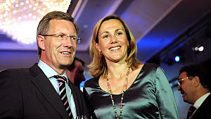 Bundespräsident Wulff steht in der Kritik, weil er einen Privatkredit über 500.000 Euro verschwiegen hatte.