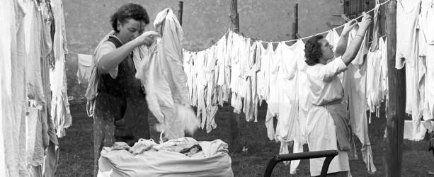 Eine lange Leine benötigen diesen beiden Frauen, um die gesamte Wäsche aufhängen zu können, aufgenommen Anfang der 1950er Jahre in Berlin-Köpenick. Waschen hat in Köpenick eine lange Tradition. Bereits 1835 entstand in der "Waschküche Berlins" die er