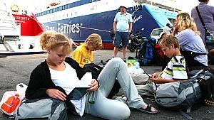 Tourists read in books at the port of Piraeus, Greece, as members of the communist's labour union (PAME) prevent them from embarking on ferries heading to Aegean islands on 23 June 2010. All Greek-flag ships remained at port in Piraeus due to a 24-hour strike of the seamen in protest against the government's plan to lift cabotage (the transport of goods or passengers between two points in the same country) restrictions, which will allow foreign cruiseships to use the Greek sea routes and ports. The leftist PAME union called the sailor?s strike to protest the government?s austerity plans. A court had declared the strike illegal on 22 June 2010. EPA/KATERINA NOMIKOU  +++(c) dpa - Bildfunk+++