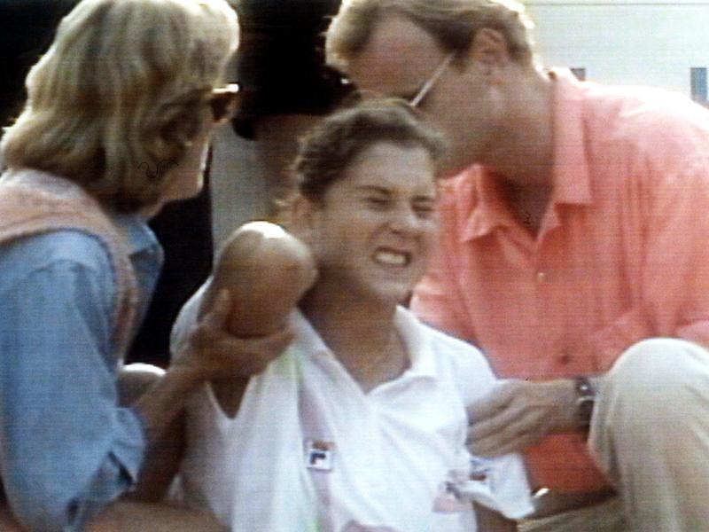 Monica Seles wird nach der Messer-Attacke auf dem Centre Court am Hamburger Rothenbaum ärtzlich versorgt. Foto (1993): TV-Bild ARD/NDR. Foto: Ard/Ndr