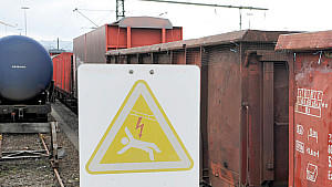 Ein Schild warnt am Samstag (10.04.2010) im alten Bahnhof von Kassel-Bettenhausen vor Stromschlag aus der Oberleitung. Beim Herumklettern auf einem der Güterwagen sind zwei junge Männer von einem Stromschlag aus der Oberleitung getötet worden. Der 18