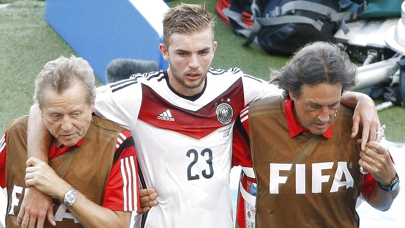 (140713) -- RIO DE JANEIRO, July 13, 2014 (Xinhua) -- Germany s Christoph Kramer leaves the field during the final match between Germany and Argentina of 2014 FIFA World Cup at the Estadio do Maracana Stadium in Rio de Janeiro, Brazil, on July 13, 20