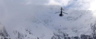 ARCHIV - Ein pakistanischer Helikopter auf dem Weg zu einer Rettungsaktion auf dem Nanga Parbat im Himalaya (Archivfoto vom 10.08.2005). Drei Tage nach einem Unglück am Nanga Parbat ist am Freitag (18.07.2008) eine Rettungsoperation für zwei festsitzende Bergsteiger angelaufen. Zwei Eurocopter-Hubschrauber vom Typ «Ecureuil» seien vom Luftwaffenstützpunkt Rawalpindi bei Islamabad losgeflogen, sagte ein Sprecher des pakistanischen Tour- Anbieters Hushe Treks and Tours, Rashid Ahmad. Ziel sei Fairy Meadows, rund eine Stunde Fußmarsch vom Basislager am Nanga Parbat im Himalaya entfernt. Die Hubschrauber hätten zwei italienische Bergsteiger an Bord, die bei der Rettungsoperation von pakistanischen Soldaten unterstützt würden. Foto: Pakistan Alpine Club (zu dpa 0206 vom 18.07.2008) +++(c) dpa - Bildfunk+++