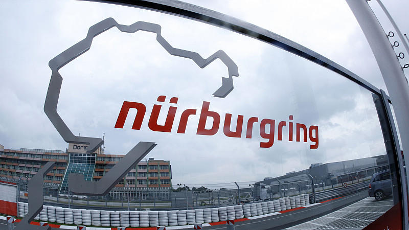 Eine Glasscheibe mit dem Logo der Rennstrecke Nürburgring steht am 20.07.2011 an der Zufahrt zur Rennstrecke Nürburgring. Die Pleite des Nürburgrings setzt den rheinland-pfälzischen SPD-Regierungschef Beck unter Druck. 