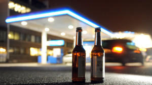 ARCHIV - ILLUSTRATION - Zwei Flaschen Bier stehen in der Nacht vor einer Tankstelle in Stuttgart (Foto vom 07.03.2010). Die Politik in Ostdeutschland diskutiert kontrovers über ein nächtliches Verkaufsverbot für Alkohol nach dem Beispiel Baden-Württe