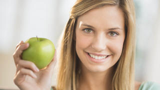 Portraet, Gesicht of woman holding apple Keine Weitergabe an Drittverwerter.
