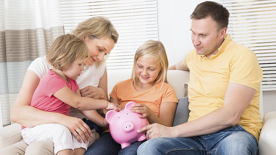Eltern sollten ihren Kindern schon früh den Umgang mit Geld beibringen