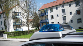 Ein Polizeiauto steht am 19.04.2016 vor einem Haus in Rosenheim (Bayern). Bei der geplanten Zwangsräumung einer Wohnung hat sich die Inhaberin im Treppenhaus in die Tiefe gestürzt und ist schwer verletzt worden. In der heruntergekommenen Wohnung der 54-Jährigen entdeckten die Polizisten zuem eine verwahrloste, eingesperrte und nach ersten Erkenntnissen geistig behinderte Frau. Dabei handele es sich wohl um die 26 Jahre alte Tochter der Wohnungsbesitzerin. Foto: Sven Hoppe/dpa +++(c) dpa - Bildfunk+++