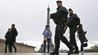 FILE  - Policemen patrol next to the Eiffel tower in Paris, France, 14 November 2015. The French government had declared a state of emergency  in consequence to the 13 November Paris attacks. EPA/GUILLAUME HORCAJUELO (zu dpa "Frankreich will Ausnahmezustand für Fußball-EM verlängern" vom 20.04.2016) +++(c) dpa - Bildfunk+++