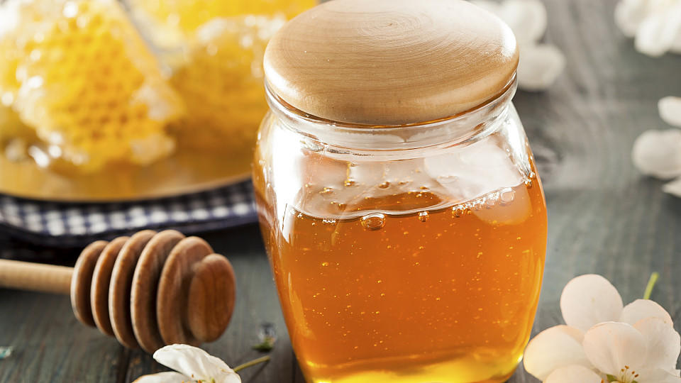 Honig zählt zu den Lebensmitteln, die praktisch unverderblich sind.
