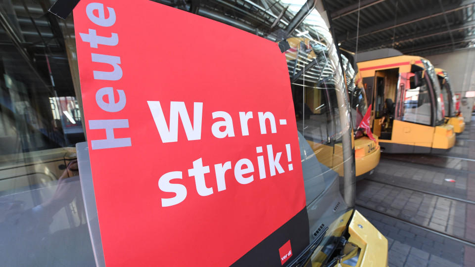 In einem Straßenbahndepot der Verkehrsbetriebe Karlsruhe (VBK) hängt am 19.04.2016 an einer Straßenbahn ein Plakat mit der Aufschrift «Heute: Warnstreik!». Im Tarifkonflikt des öffentlichen Dienstes hat die Gewerkschaft Verdi Mitarbeiter in Teilen Baden-Württembergs zu einem Warnstreik am 19.04.2016 aufgerufen Foto: Uli Deck/dpa +++(c) dpa - Bildfunk+++